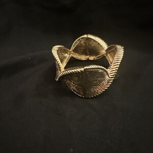 BEAUTIFUL GOLD BOW  STRETCH BRACELET